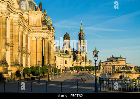 Akademie der Künste an der Brühlschen Terrasse, der Kirche Katholische Hofkirche und Semperoper Dresden, in der Ferne Stockfoto