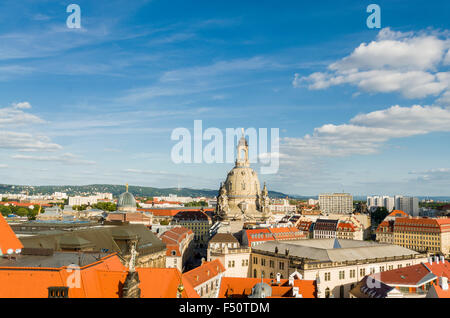 Blick vom Turm hausmannsturm über den Dächern von Dresden Altstadt in Richtung Osten, mit der Kirche Unserer Lieben Frau in der Ferne Stockfoto