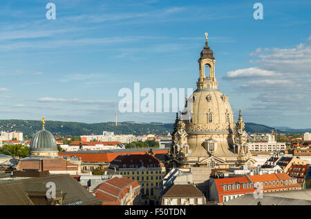 Blick vom Turm hausmannsturm über den Dächern von Dresden Altstadt in Richtung Osten, mit der Kirche Unserer Lieben Frau in der Ferne Stockfoto