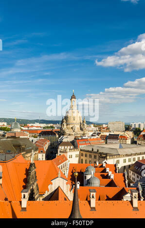 Blick vom Turm hausmannsturm über den Dächern von Dresden Altstadt in Richtung Osten, mit der Kirche Unserer Lieben Frau in der Ferne Stockfoto