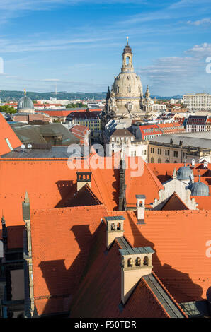 Blick vom Turm hausmannsturm über den Dächern von Dresden Altstadt in Richtung Osten, mit der Kirche Unserer Lieben Frau in der Ferne Stockfoto