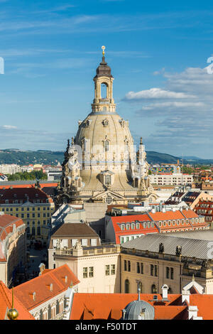 Blick vom Turm hausmannsturm über den Dächern von Dresden Altstadt in Richtung Osten, mit der Kirche Unserer Lieben Frau in der Ferne Stockfoto