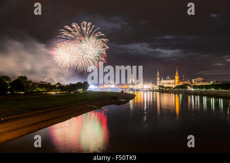 Feuerwerk Ausleuchten der alte Teil der Stadt, von der Marien Brücke aus gesehen Stockfoto