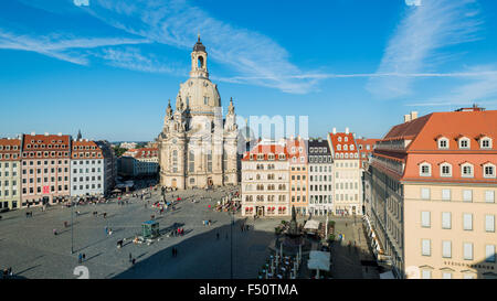 Blick auf den Neumarkt und die Kirche Kirche Unserer Lieben Frau in den alten Teil der Stadt Stockfoto