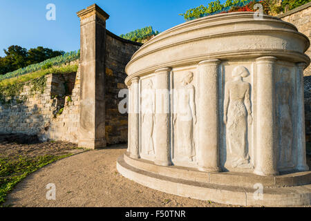 Ein Kunstwerk mit verschiedenen Frauen aus Sandstein Skulpturen ist an der Unterseite eines Weinberg unterhalb der Burg lingner Schloss entfernt. Stockfoto