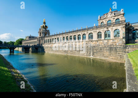 Die äußere Wand des Zwingers, die schöne barocke Park in der Mitte der Stadt, mit der die Krone Tor und die umliegenden waterpoo Stockfoto