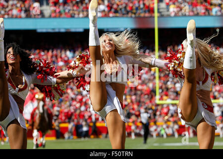 25. Oktober 2105: Kansas City Chiefs Cheerleader durchführen, während die NFL-Spiel zwischen der Pittsburgh Steelers und die Kansas City Chiefs am Arrowhead Stadium in Kansas City, Missouri. Die Häuptlinge besiegten die Steelers 23-13 Tim Warner/CSM. Stockfoto