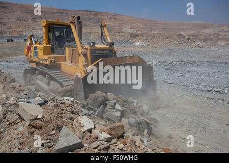 Eine große gelbe Planierraupe Komatsu Dozer Planierraupe in Aktion, Sambia Stockfoto