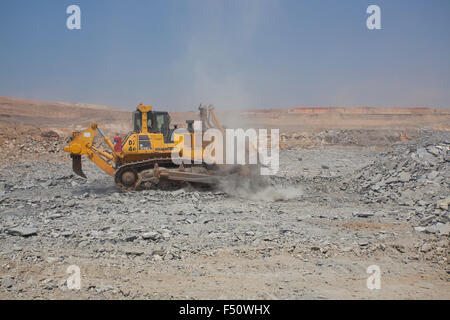 Eine große gelbe Planierraupe Komatsu Dozer Planierraupe in Aktion, Sambia Stockfoto