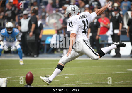 San Diego, CA, USA. 25. Oktober 2015. 25. Oktober 2015: Oakland Raiders Kicker Sebastian Janikowski (11) beginnt das Spiel mit He Eröffnung Kickoff im Spiel zwischen den Oakland Raiders und den San Diego Chargers, Qualcomm Stadium, San Diego, CA. Fotograf: Peter Joneleit / ZUMA Wire Service Credit: Peter Joneleit/ZUMA Draht/Alamy Live News Stockfoto