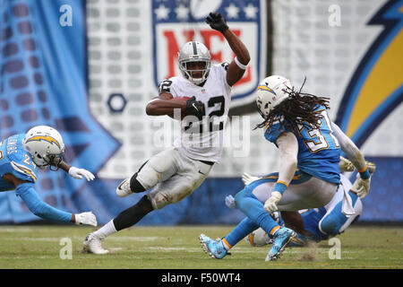 San Diego, CA, USA. 25. Oktober 2015. 25. Oktober 2015: Oakland Raiders laufen zurück Taiwan Jones (22) jukes zwei verteidigt im Spiel zwischen den Oakland Raiders und den San Diego Chargers, Qualcomm Stadium, San Diego, CA. Fotograf: Peter Joneleit / ZUMA Wire Service Credit: Peter Joneleit/ZUMA Draht/Alamy Live News Stockfoto