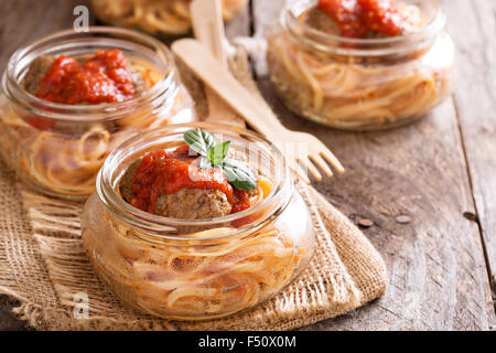 Spaghetti mit Fleischbällchen und Tomatensauce in einem Glas Stockfoto
