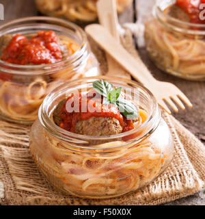 Spaghetti mit Fleischbällchen und Tomatensauce in einem Glas Stockfoto