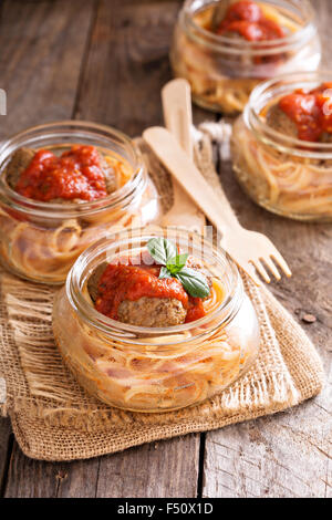 Spaghetti mit Fleischbällchen und Tomatensauce in einem Glas Stockfoto