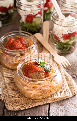 Spaghetti mit Fleischbällchen und Tomatensauce in einem Glas Stockfoto