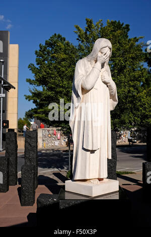 Und Jesus Wept Statue gegenüber der OKC National Memorial in Oklahoma City, Oklahoma, USA Stockfoto