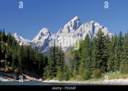 Grand Teton aus dem Snake River Stockfoto