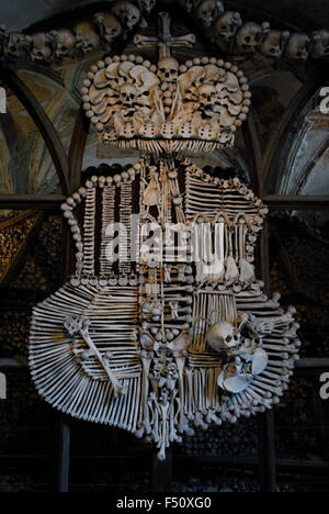 Wappen von Schwarzenberg mit Knochen in Sedlec Karner (Beinhaus), Kutna Hora, Tschechien gemacht. Stockfoto