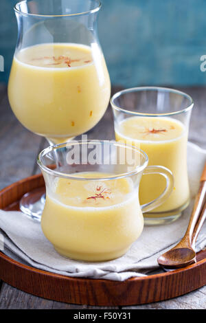 Mango Smoothie mit Safran in drei verschiedenen Gläsern Stockfoto