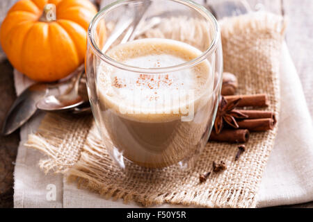 Pumpkin Spice Latte mit Gewürzen und Kürbispüree Stockfoto