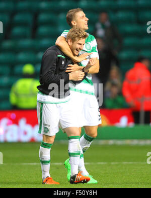 Glasgow, Schottland. 25. Oktober 2015. Scottish Premier League. Celtic gegen Dundee United. Stuart Armstrong und Jozo Simunovic Credit: Action Plus Sport/Alamy Live News Stockfoto