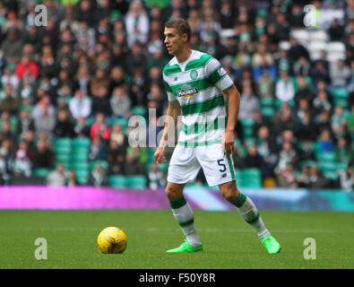 Glasgow, Schottland. 25. Oktober 2015. Scottish Premier League. Celtic gegen Dundee United. Jozo Simunovic Credit: Aktion Plus Sport/Alamy Live-Nachrichten Stockfoto