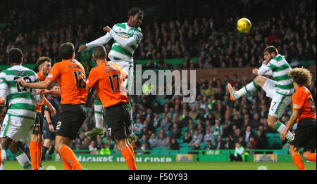 Glasgow, Schottland. 25. Oktober 2015. Scottish Premier League. Celtic gegen Dundee United. EFE Ambrose leitet in Richtung Ziel Credit: Action Plus Sport/Alamy Live News Stockfoto