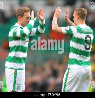 Glasgow, Schottland. 25. Oktober 2015. Scottish Premier League. Celtic gegen Dundee United. Kris Commons feiert mit Leigh Griffiths Credit: Action Plus Sport/Alamy Live News Stockfoto