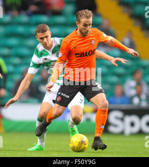 Glasgow, Schottland. 25. Oktober 2015. Scottish Premier League. Celtic gegen Dundee United. Jozo Simunovic fordert Aaron Kuhl Credit: Action Plus Sport/Alamy Live News Stockfoto