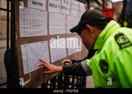 Bogota, Kolumbien. 25. Oktober 2015. Ein Mann sucht seinen Namen in einem Wahllokal in Bogota, Hauptstadt von Kolumbien, am 25. Oktober 2015. Die Regionalwahlen startete am Sonntag. Bildnachweis: John Paz/Xinhua/Alamy Live-Nachrichten Stockfoto