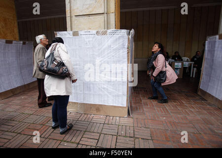 Bogota, Kolumbien. 25. Oktober 2015. Anwohner suchen ihre Namen in einem Wahllokal in Bogota, Hauptstadt von Kolumbien, am 25. Oktober 2015. Die Regionalwahlen startete am Sonntag. Bildnachweis: John Paz/Xinhua/Alamy Live-Nachrichten Stockfoto