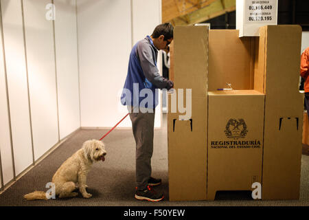 Bogota, Kolumbien. 25. Oktober 2015. Ein Bewohner wird in einem Wahllokal in Bogota, Hauptstadt von Kolumbien, am 25. Oktober 2015 gesehen. Die Regionalwahlen startete am Sonntag. Bildnachweis: John Paz/Xinhua/Alamy Live-Nachrichten Stockfoto