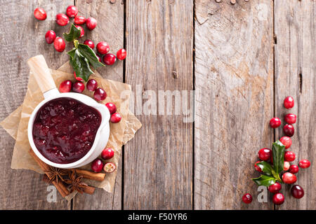 Cranberry-Sauce in Keramik Topf auf dunklem Hintergrund Stockfoto