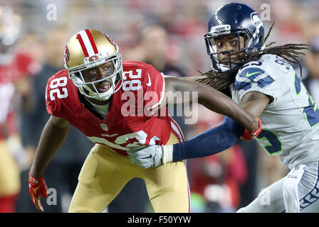 Santa Clara, CA. 22. Oktober 2015. Seattle Cornerback Richard Sherman und Torrey Smith Schlacht während der Aktion in einem NFL-Spiel gegen die San Francisco 49ers im Levi's-Stadion in Santa Clara, Kalifornien. Die Seahawks gewannen 20-3. Daniel Gluskoter/CSM/Alamy Live-Nachrichten Stockfoto