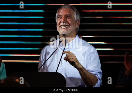 Bogota, Kolumbien. 25. Oktober 2015. Unabhängiger Kandidat Enrique Penalosa hält eine Rede nach der Landtagswahl in der Stadt Bogota, die Hauptstadt von Kolumbien, am 25. Oktober 2015. Enrique Penalosa wurde am Sonntag als Bürgermeister von Bogota nach Erlangung der 33.12 Prozent der Stimmen, gegen den amtierenden Kandidaten Rafael Pardo und Oppositor Clara Lopez, bis 12 Jahren von linken Organisationen gewählt. Bildnachweis: Jhon Paz/Xinhua/Alamy Live-Nachrichten Stockfoto