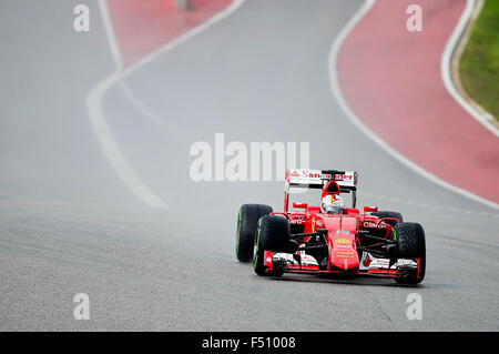 Austin, Texas, USA. 25. Oktober 2015. Sebastian Vettel #05 mit Scuderia Ferrari Team in Aktion bei der United States Grand Prix Circuit of the Americas. Austin, TX. Mario Cantu/CSM Credit: Cal Sport Media/Alamy Live-Nachrichten Stockfoto