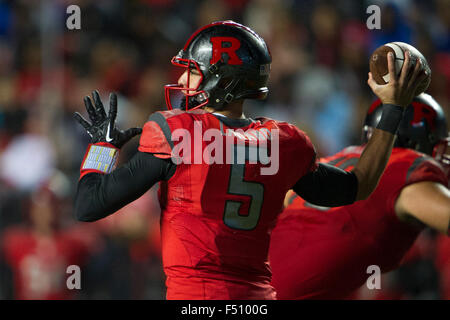 Piscataway, NJ, USA. 24. Oktober 2015. Rutgers Scarlet Knights quarterback Chris Laviano (5) sieht, während das Spiel zwischen The Ohio State Buckeyes und Rutgers Scarlet Knights im Höhepunkt-Lösungen-Stadion in Piscataway, New Jersey zu übergeben. Obligatorische Credit: Kostas Lymperopoulos/CSM, © Csm/Alamy Live-Nachrichten Stockfoto