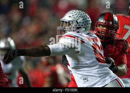 Piscataway, NJ, USA. 24. Oktober 2015. Ohio State Buckeyes defensive Lineman Adolphus Washington (92) eilt die Passer während des Spiels zwischen The Ohio State Buckeyes und Rutgers Scarlet Knights im Höhepunkt-Lösungen-Stadion in Piscataway, New Jersey. Obligatorische Credit: Kostas Lymperopoulos/CSM, © Csm/Alamy Live-Nachrichten Stockfoto