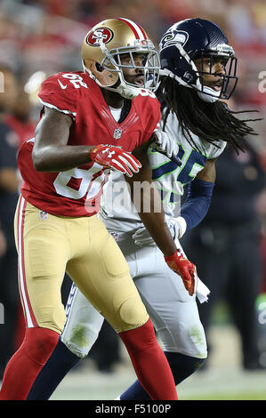 Santa Clara, CA. 22. Oktober 2015. Seattle Cornerback Richard Sherman und Torrey Smith Schlacht während der Aktion in einem NFL-Spiel gegen die San Francisco 49ers im Levi's-Stadion in Santa Clara, Kalifornien. Die Seahawks gewannen 20-3. Daniel Gluskoter/CSM/Alamy Live-Nachrichten Stockfoto