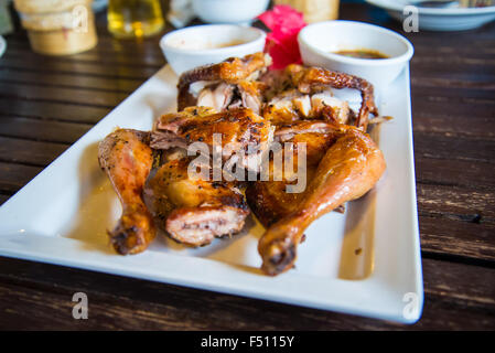 Gegrilltes Huhn auf den Tisch im Restaurant. Stockfoto