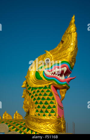 Große goldene Naga auf dem Hintergrund des blauen Himmels. Stockfoto