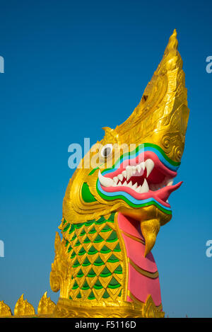 Große goldene Naga auf dem Hintergrund des blauen Himmels. Stockfoto