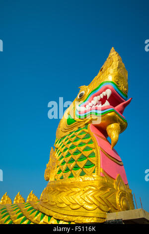 Große goldene Naga auf dem Hintergrund des blauen Himmels. Stockfoto