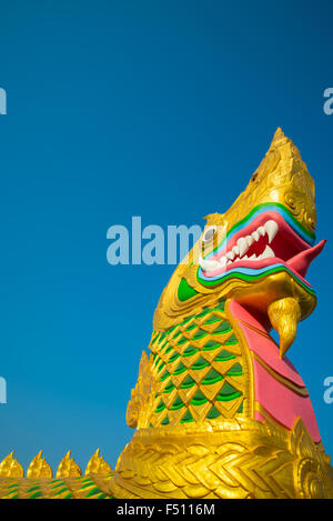 Große goldene Naga auf dem Hintergrund des blauen Himmels. Stockfoto