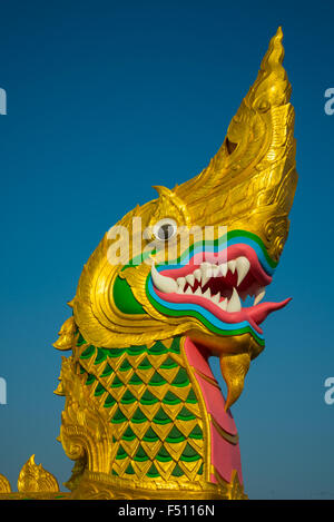 Große goldene Naga auf dem Hintergrund des blauen Himmels. Stockfoto