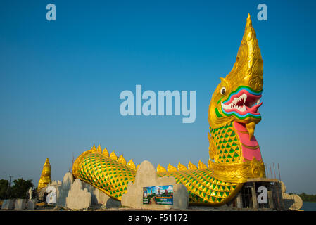 Große goldene Naga auf dem Hintergrund des blauen Himmels. Stockfoto