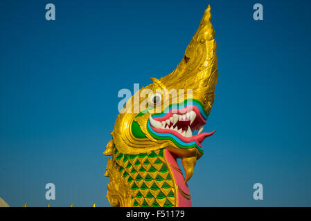 Große goldene Naga auf dem Hintergrund des blauen Himmels. Stockfoto