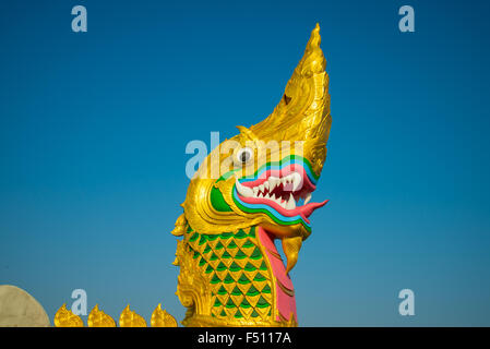 Große goldene Naga auf dem Hintergrund des blauen Himmels. Stockfoto