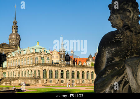 Teil des Zwingers, der schönen barock-Park in der Mitte der Stadt, der Turm hausmannsturm in der Ferne Stockfoto