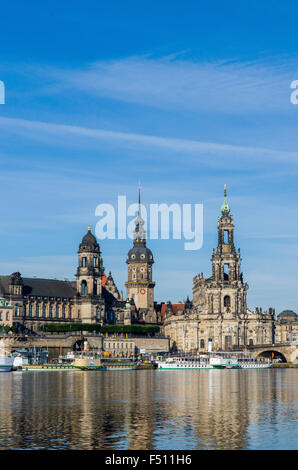 Die Kirche katholische Hofkirche und das Schloss Dresden, auf der Elbe gesehen, einige steamboot Stockfoto